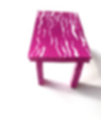 Miniature : table miniature de poupée rose fuchsia marbrée en carton plume Saucisse Mercerie