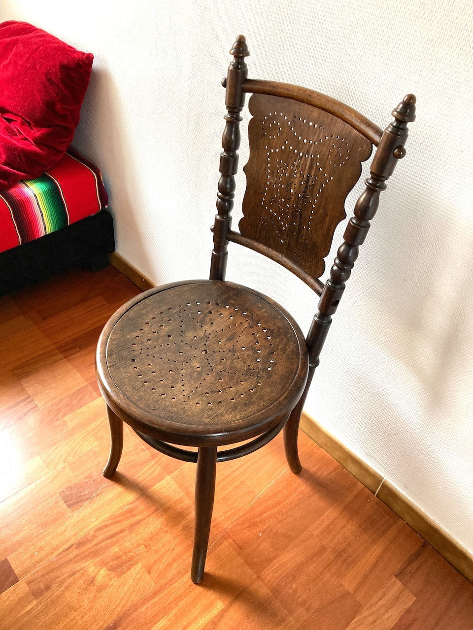 Miniature : Chaise Fischel rare pré-1900 assise perforée en étoile, dossier perforé