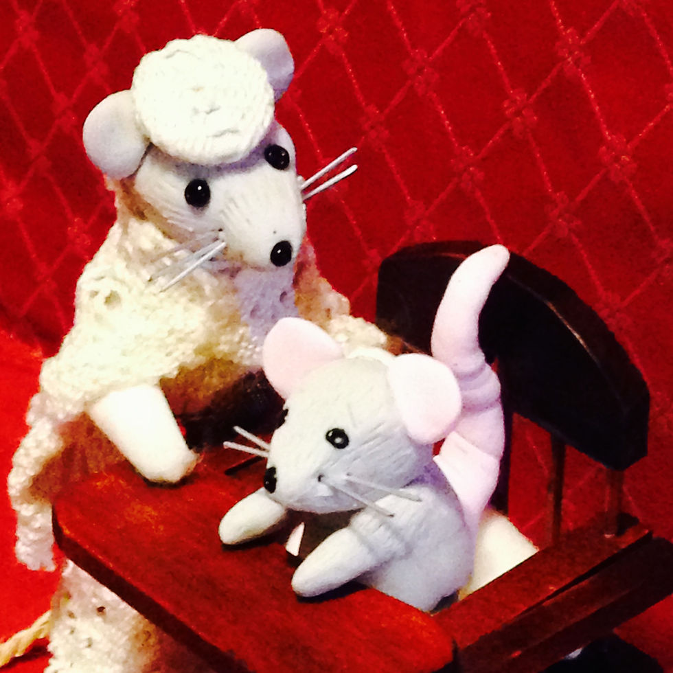 Thumbnail: Figurine poupée souris miniature de collection MRS. MIRKA RATTENDISH