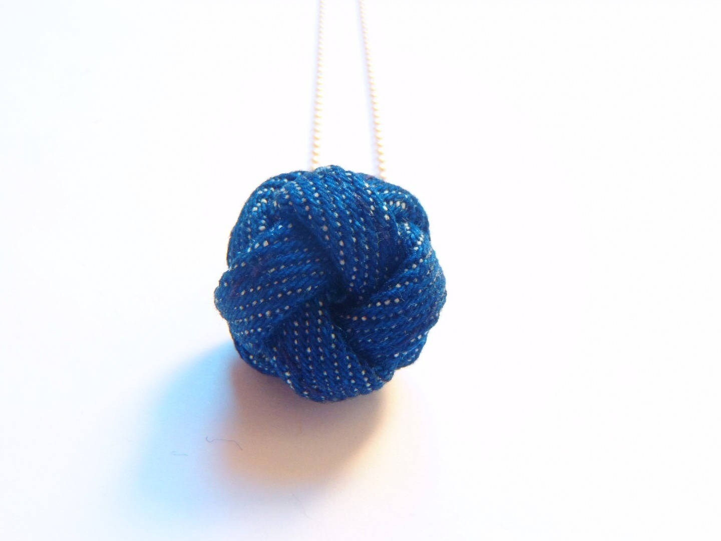 Sautoir BLUE JEAN pendentif bouton haute couture