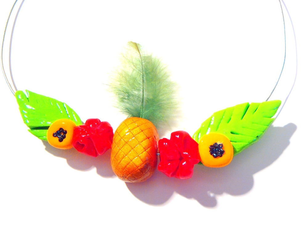 Thumbnail: gros plan du collier exotique avec ananas papayes et fleurs