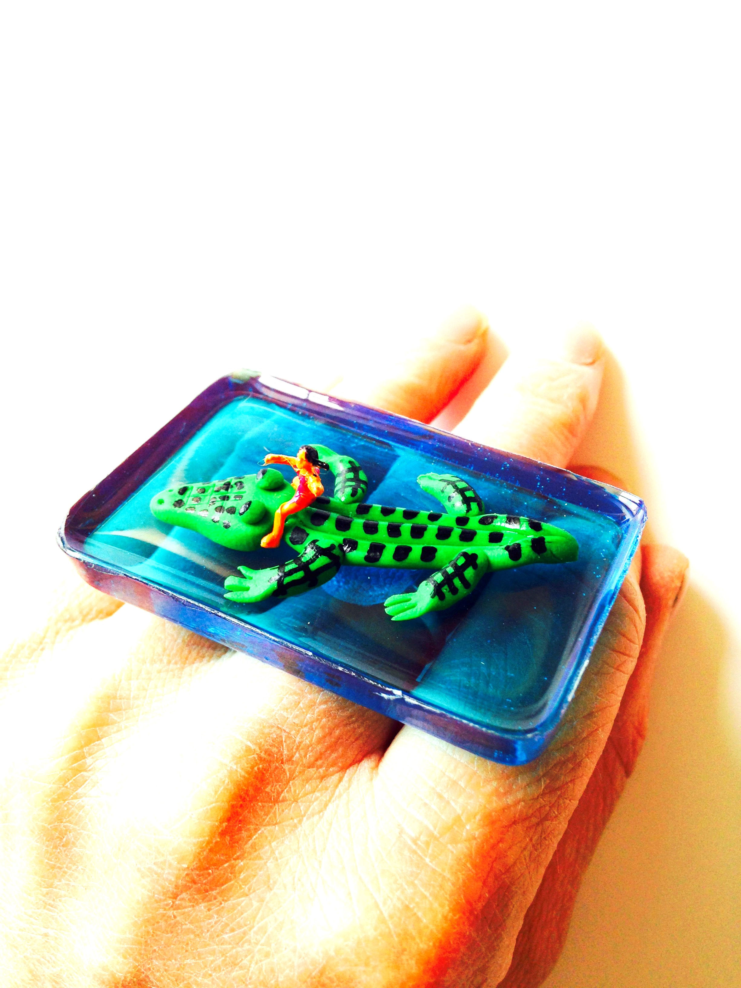Bague CROCODILE DU NIL scène miniature crocodile gonflable piscine fun 