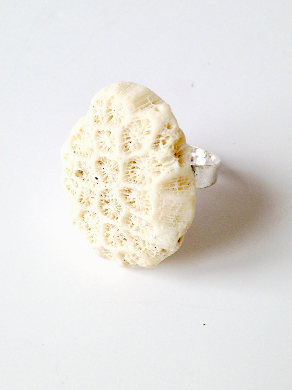 Thumbnail: Bague NID D'ABEILLE en pierre de corail