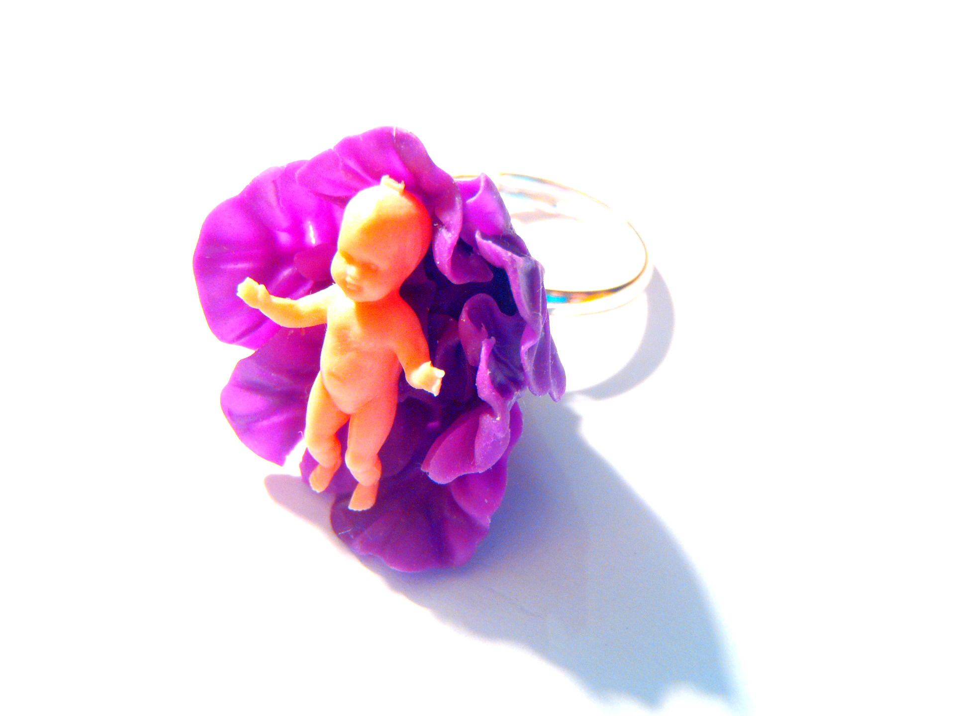 bague avec bébé miniature dans un chou