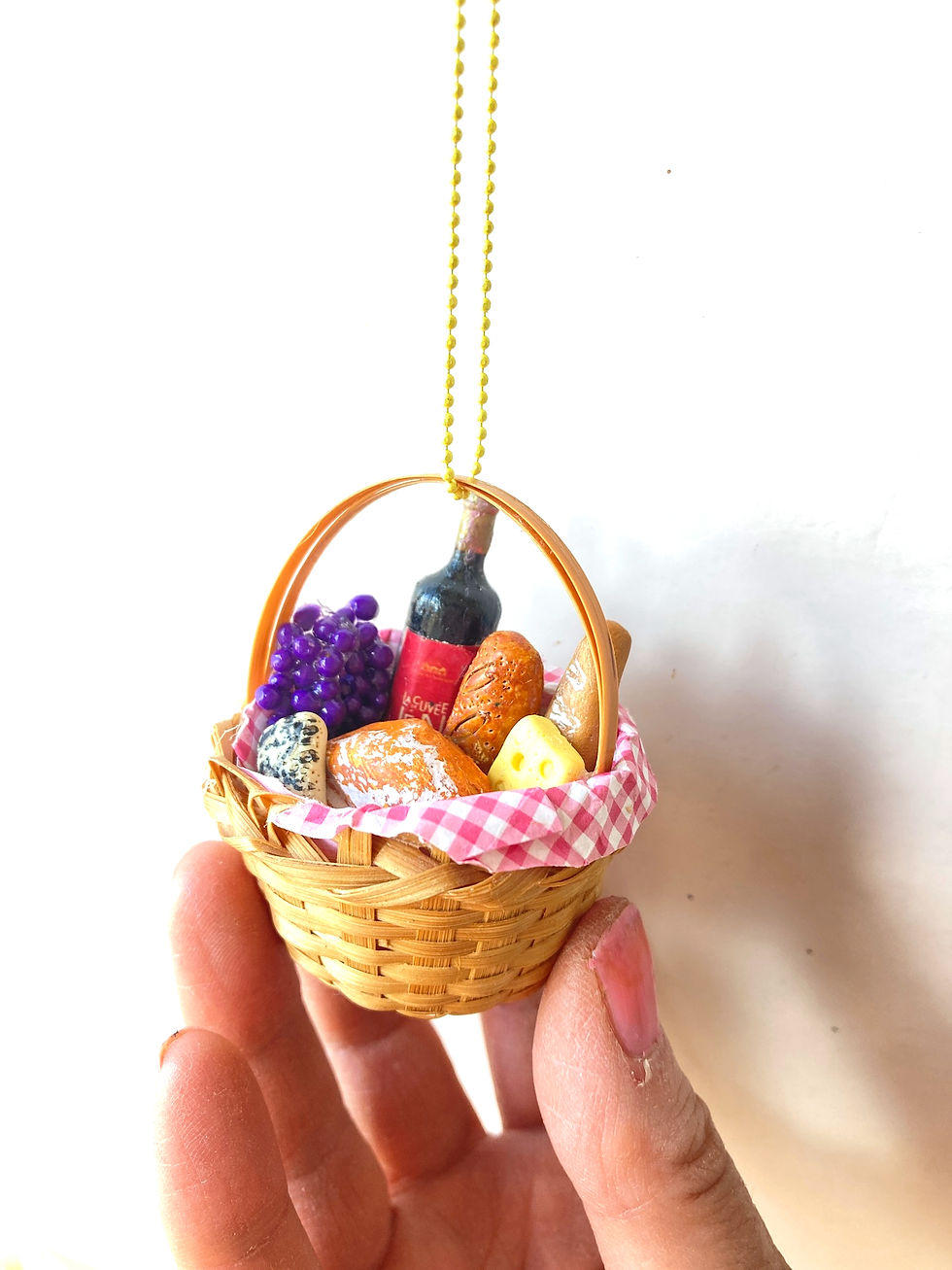 Thumbnail: Panier miniature de pique nique collier bijou par The Sausage Jewels