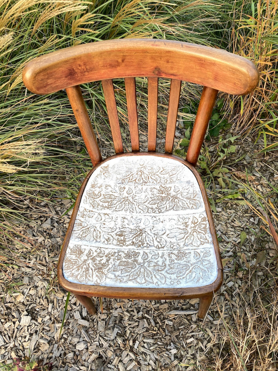 Miniature : Chaise FISCHEL La Bohémienne, chaise d'art motif de dentelle sur l'assise