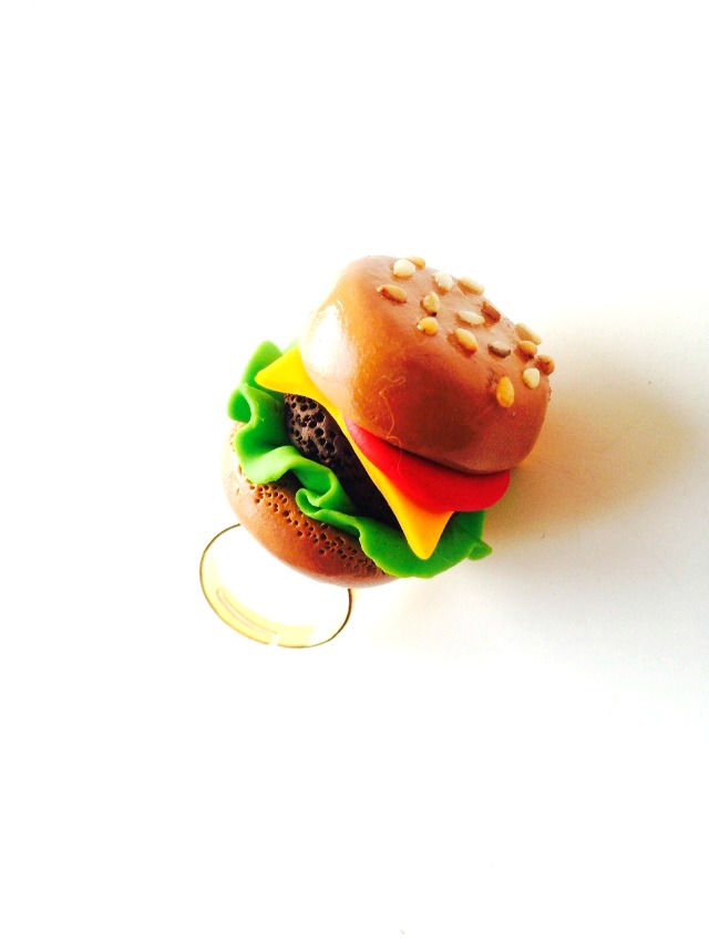Thumbnail: Bague méga gros burger hamburger cheeseburger bijou miniature pâte polymère The Sausage Jewels