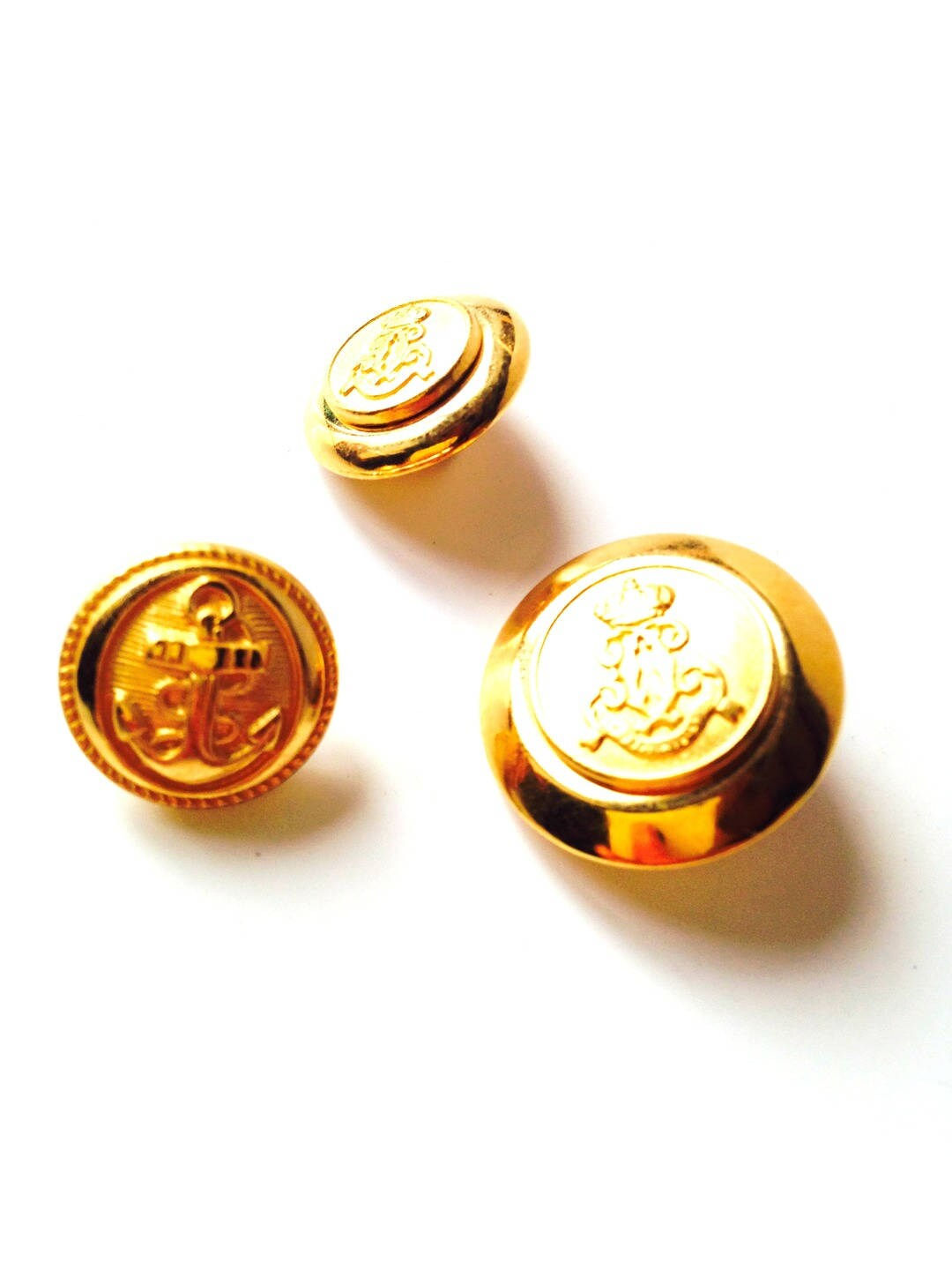 3 jolis boutons vintage dorés, 2 "sceau royal" et 1 ancre marine