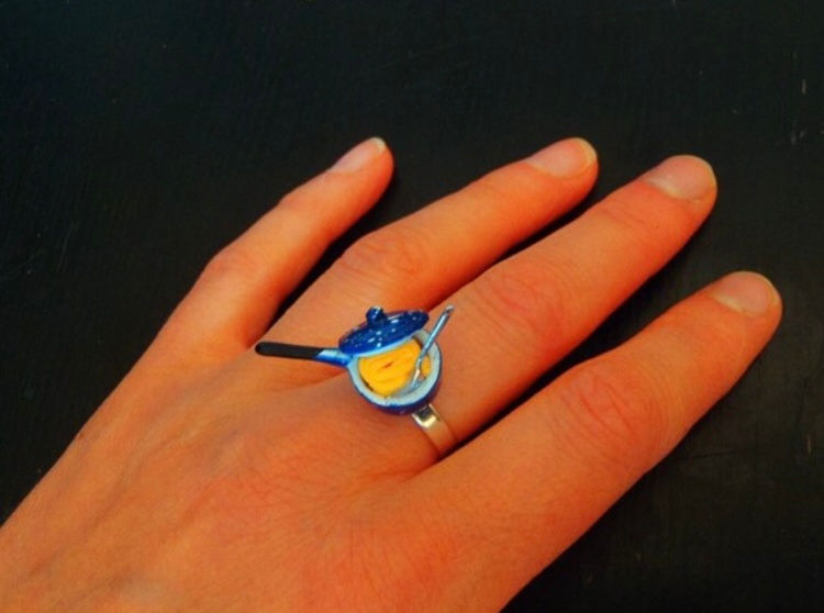 Bague Le PLAT DE PÂTES casserole de nouilles miniatures