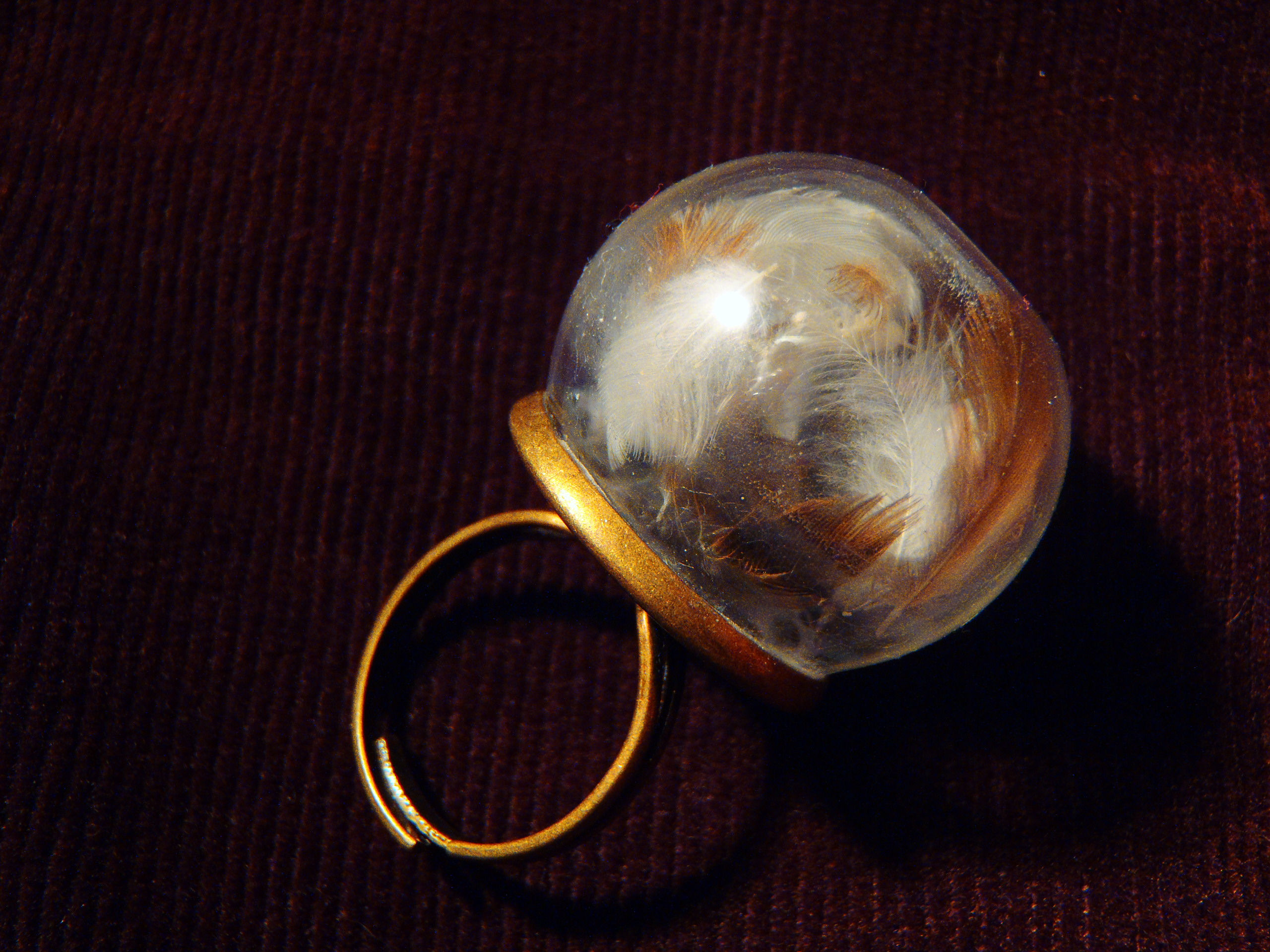 Bague FILLE DE PLUME globe de verre et mini plumes