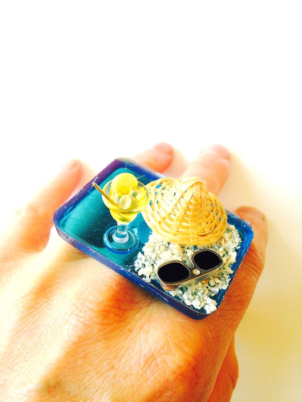 Thumbnail: Bague LA PLAGE scène miniature chapeau sable lunettes de soleil miniatures