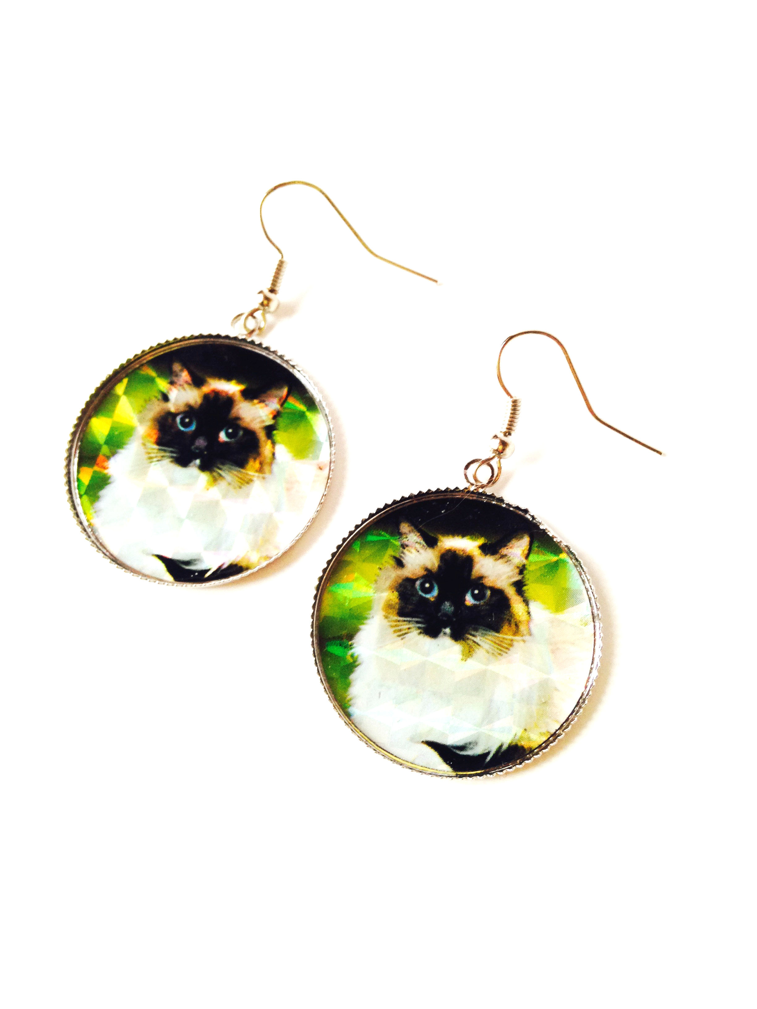 bijou chat, boucles d'oreilles chat siamois sur fond vert