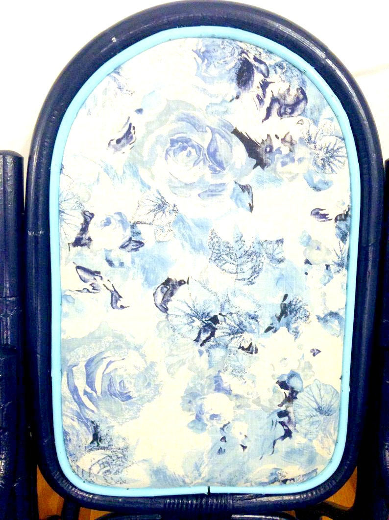 Miniature : dossier avec tissu en lin imprime roses bleues clair du rocking chair