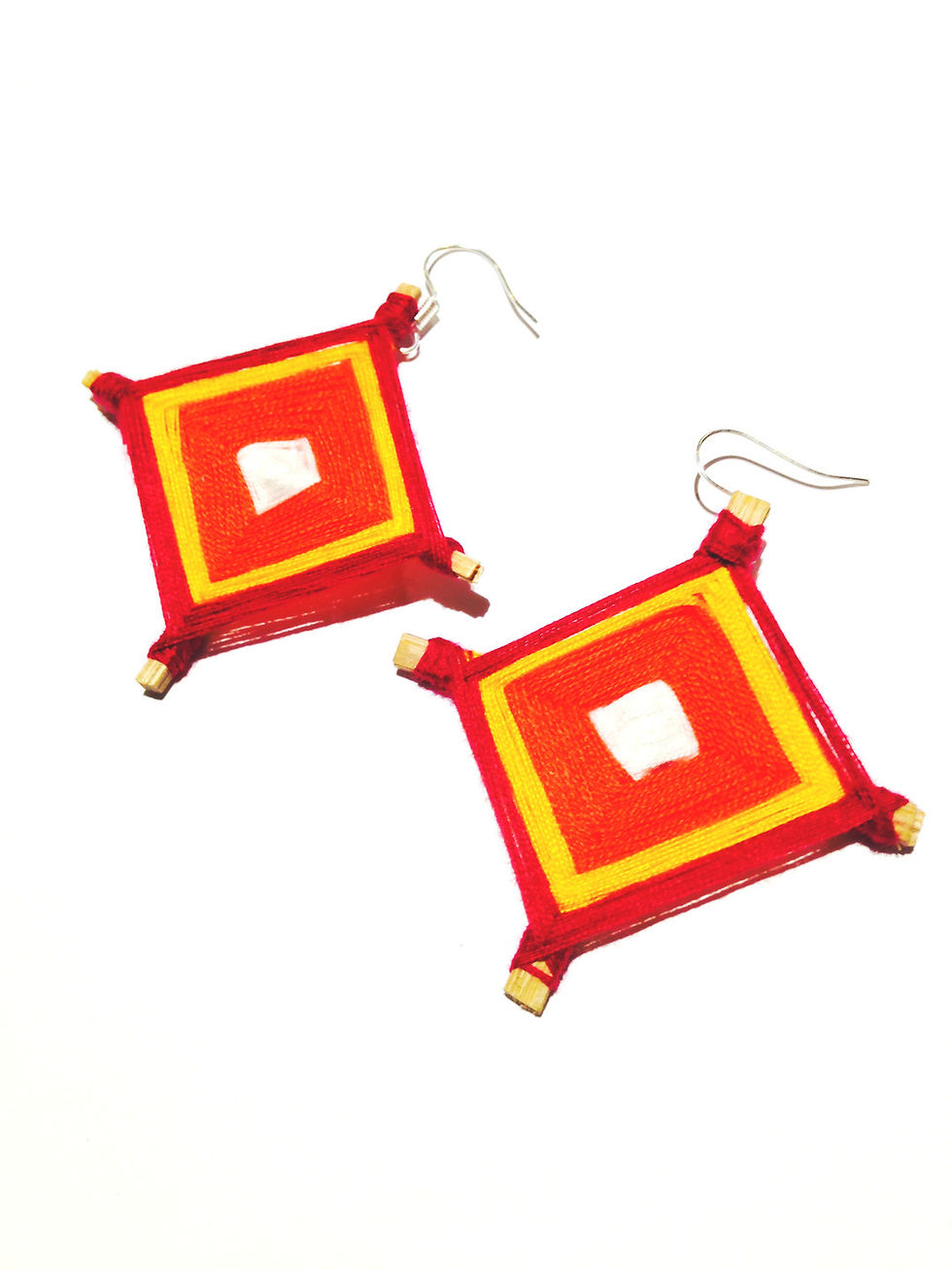 Thumbnail: Boucles KITE en bois et fil de coton couleurs vives ORANGE / BORDEAUX