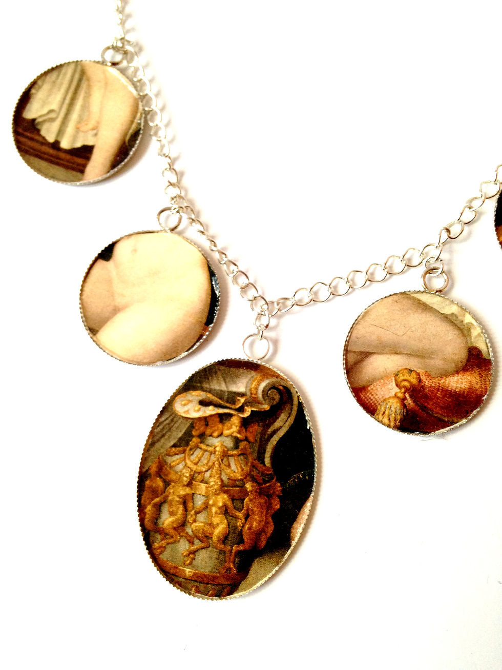 Thumbnail: Collier VÉNUS À SA TOILETTE médaillons de différentes tailles