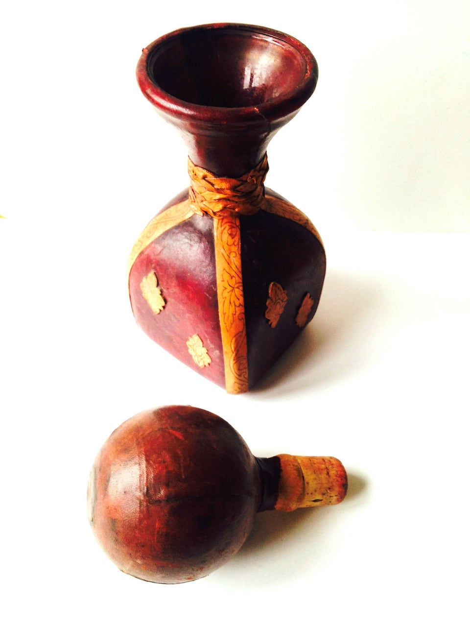 Miniature : carafe cuir avec bouchon boule en verre recouverte de cuir