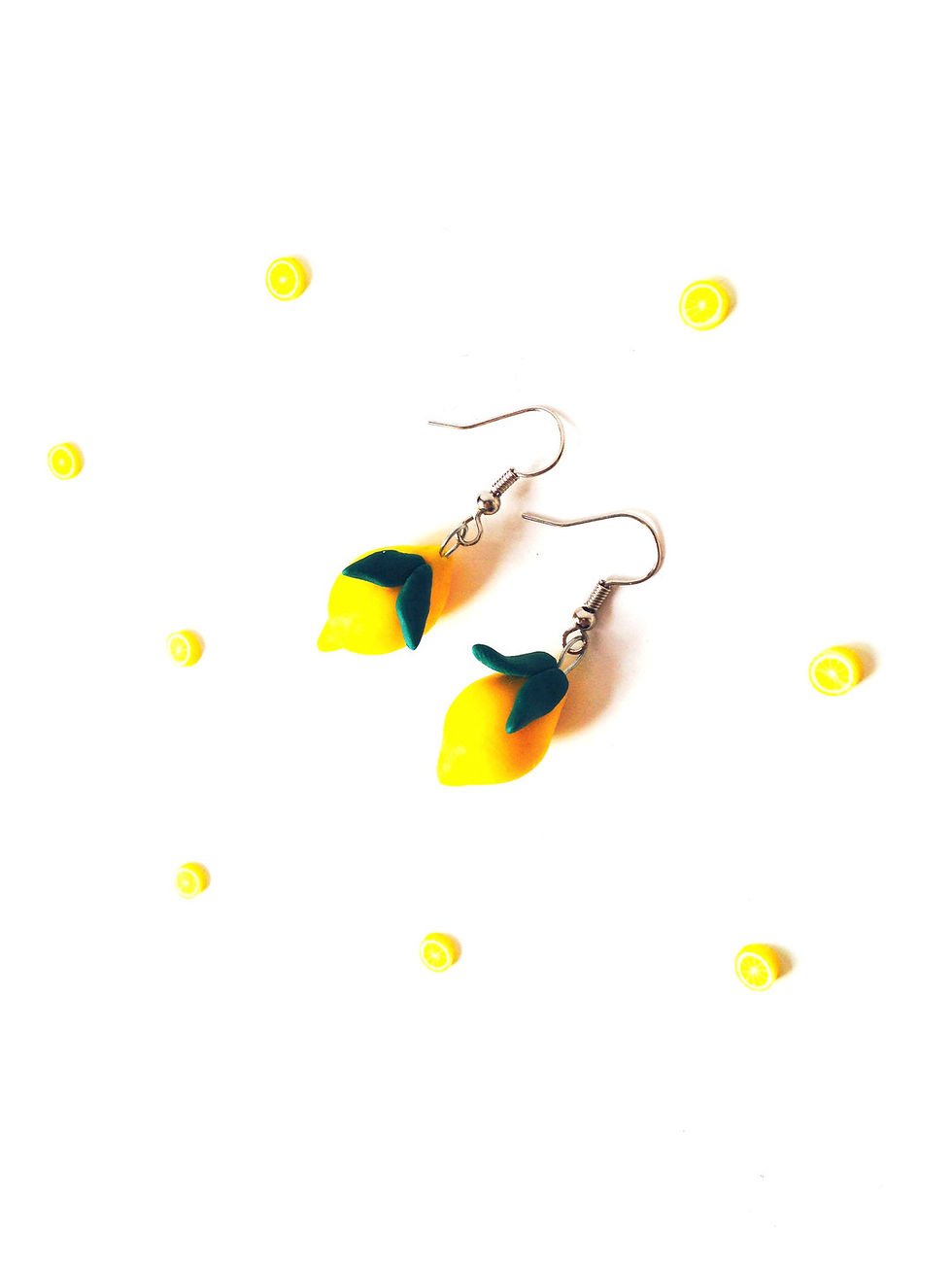 Thumbnail: boucles d'oreilles citrons miniatures en pate polymere