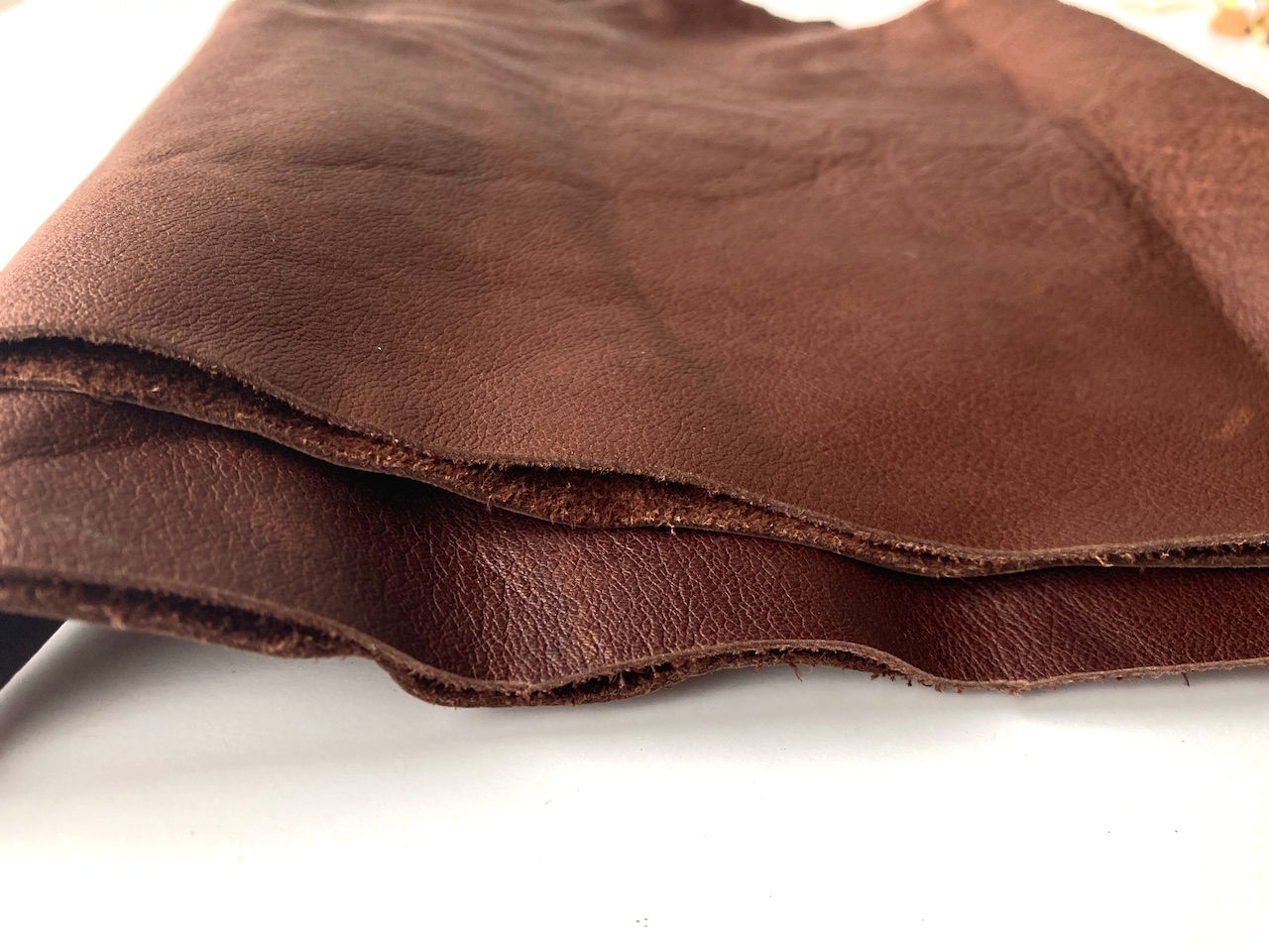 Chute de cuir, brun chocolat, reste de travail de tapisserie en siège