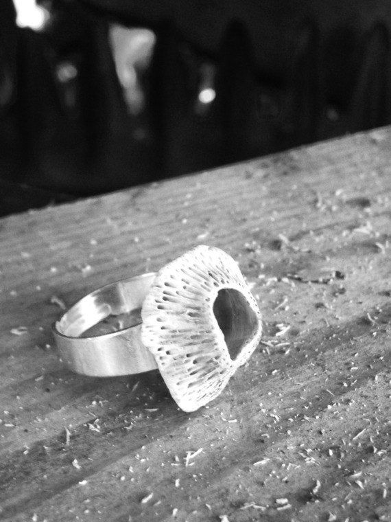 Thumbnail: Bague VOLCAN coquillage gris percé en forme de volcan
