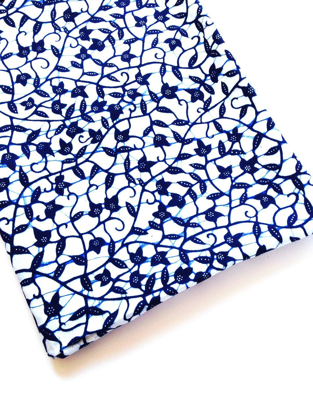 Grand coupon de tissu wax véritable, blanc motif bleus