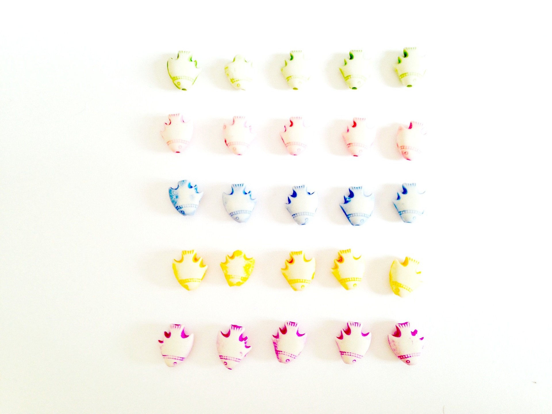 Lot de 25 perles poissons pastel pour confection