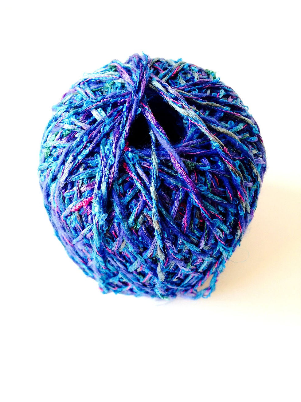 Miniature : 1 pelote de fil fantaisie RÉCIF bleu violet fuchsia avec reflets brillants