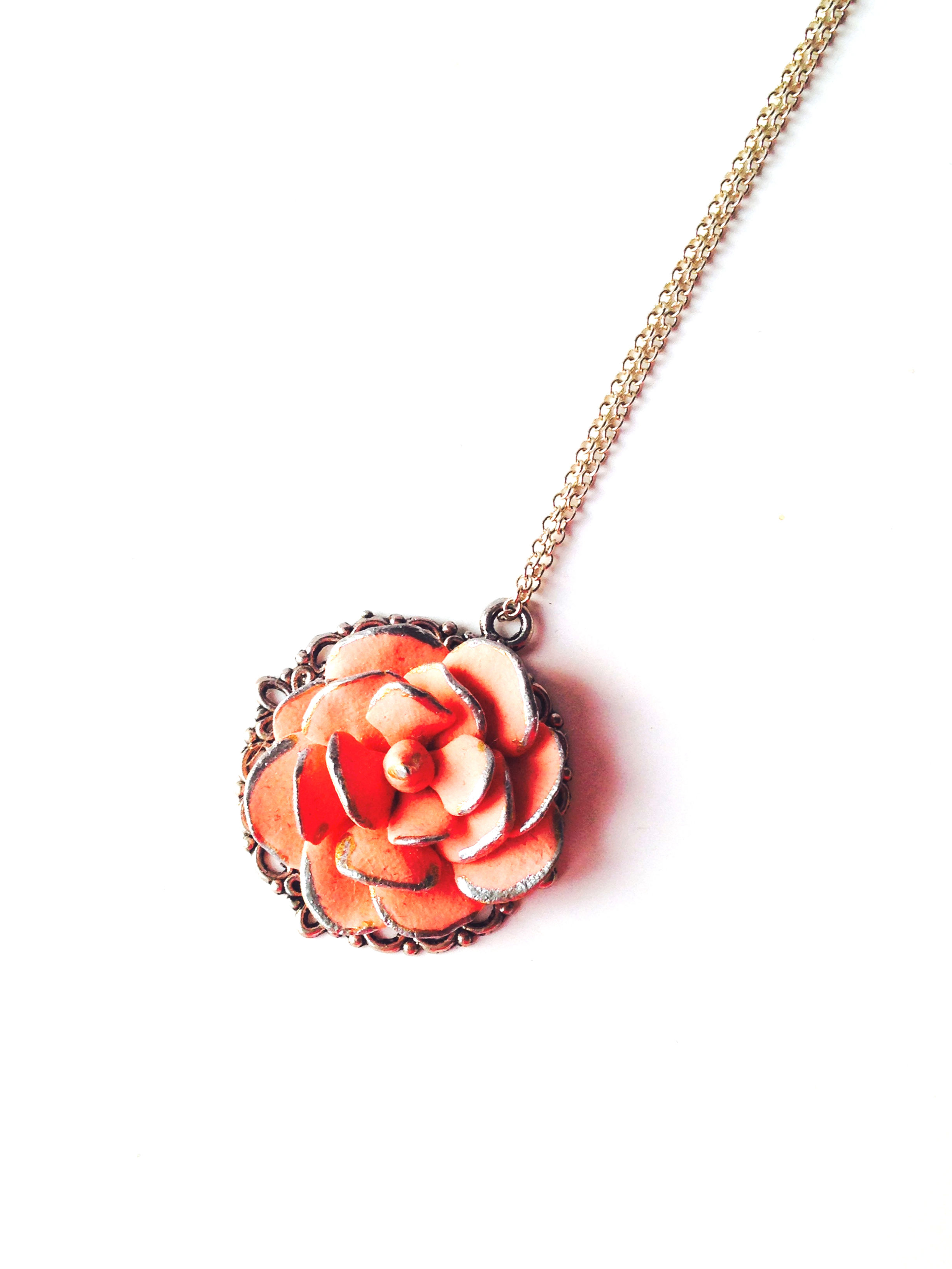 Sautoir LA ROSE NUDE pétales couleur chair avec liseré argenté