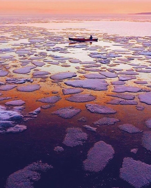 Miniature : coucher de soleil violet et rose sur le lac Baikal avec glacons qui flottent