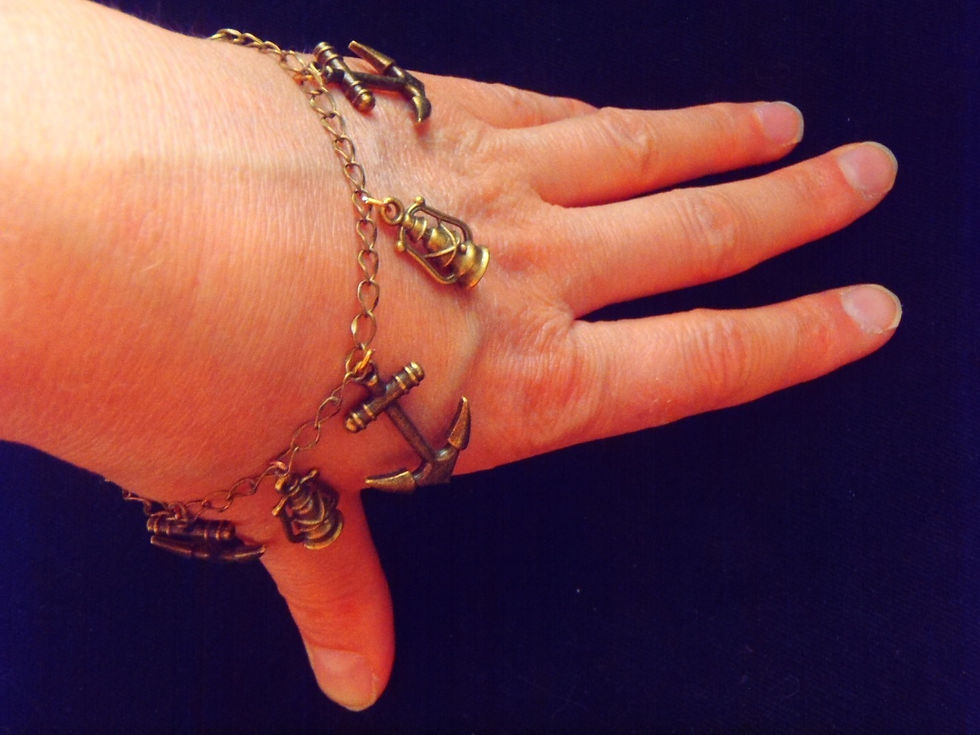 Thumbnail: Bracelet charms LADY PIRATE couleur bronze