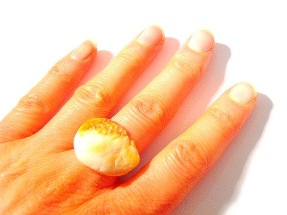 Thumbnail: Bague FEU avec coquillage aux tons orangés jaunes et écru