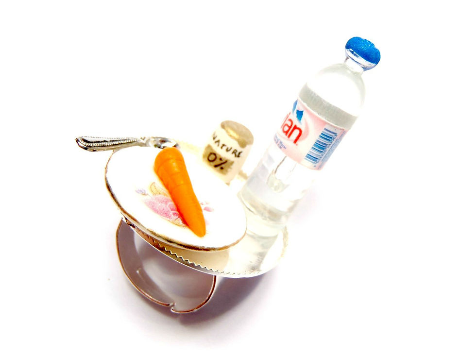 Thumbnail: Bague LE RÉGIME diète miniature assiette avec bouteille eau minérale