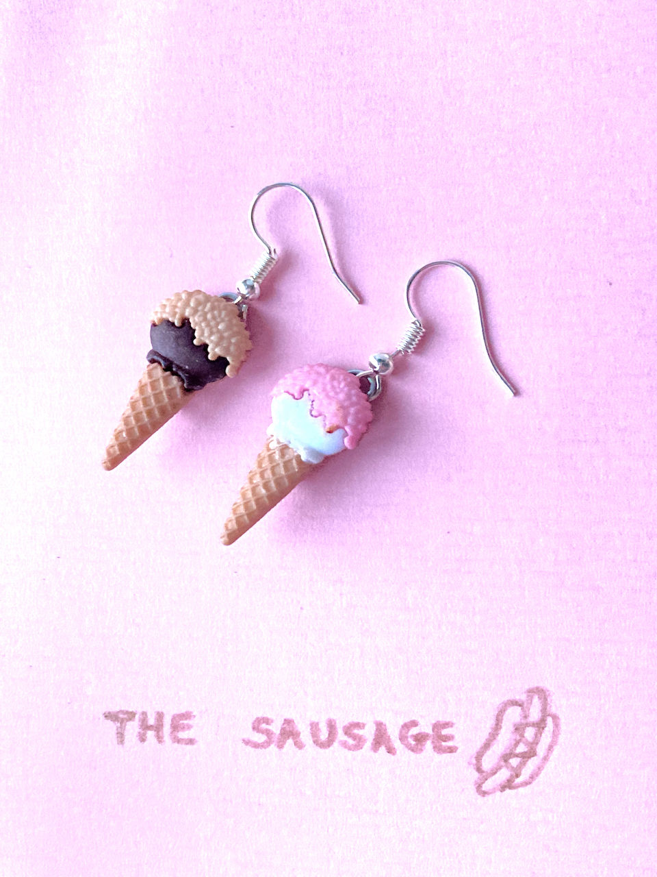 Thumbnail: boucles d oreilles cones cornets de glace vanille chocolat fraise The Sausage Jewels