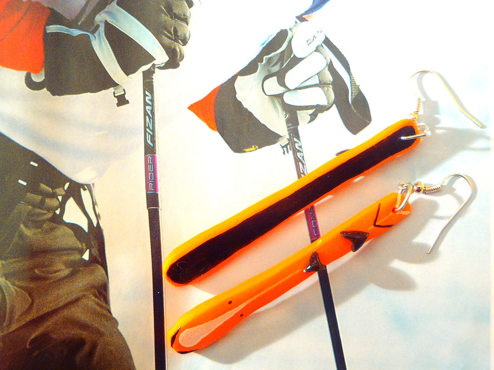 Thumbnail: boucles d'oreilles skis oranges bijou sports d'hiver The Sausage Jewels