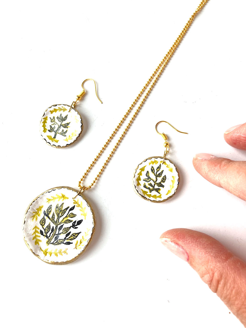 Thumbnail: Parure de bijoux L' ACCRO AU VINTAGE assiettes décorées, boucles + sautoir