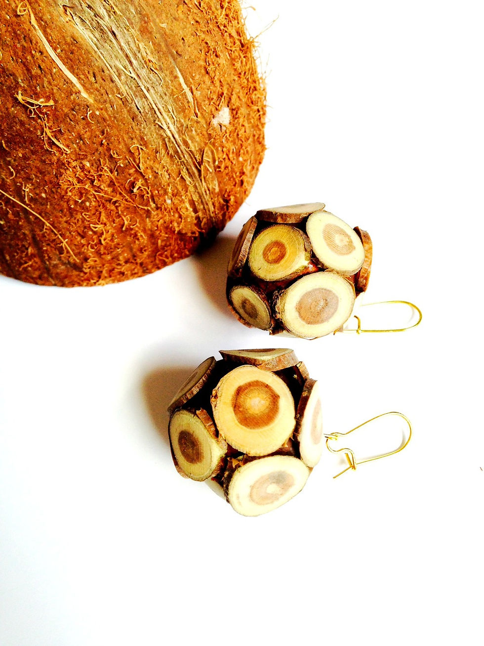 Thumbnail: Boucles BOISÉES boules avec dormeuses dorées