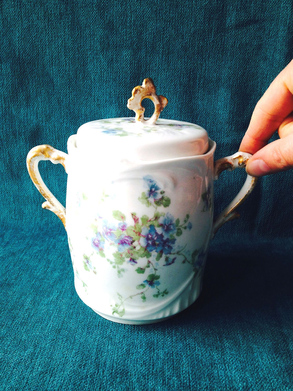 Miniature : Sucrier porcelaine de Limoges très ancienne de 100 ans d'âge motif fleurs bleues