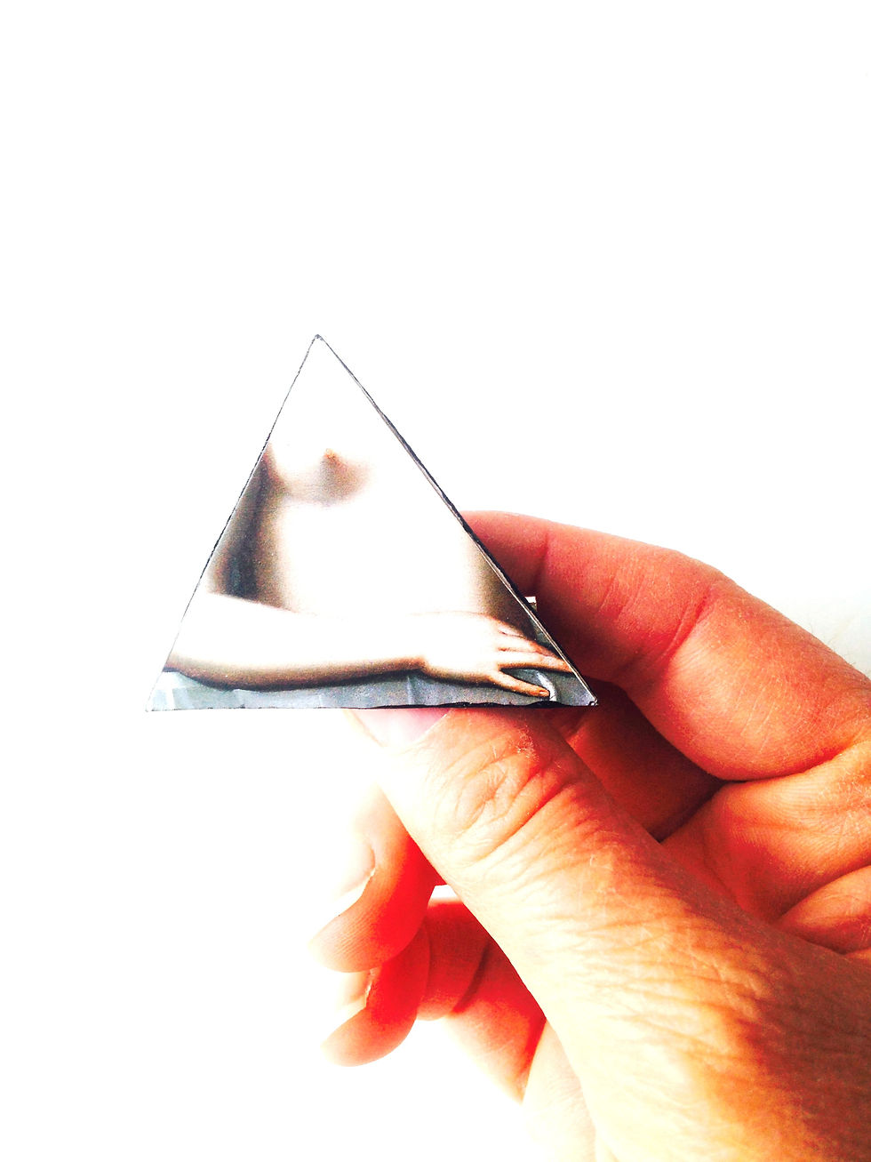 Thumbnail: Broche GABRIELLE D'ESTRÉE triangle cartonnée par The Sausage