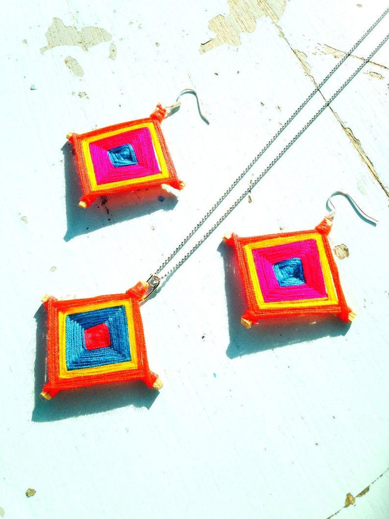 Thumbnail: Parure de bijoux SURAT THANI bois et fils colorés