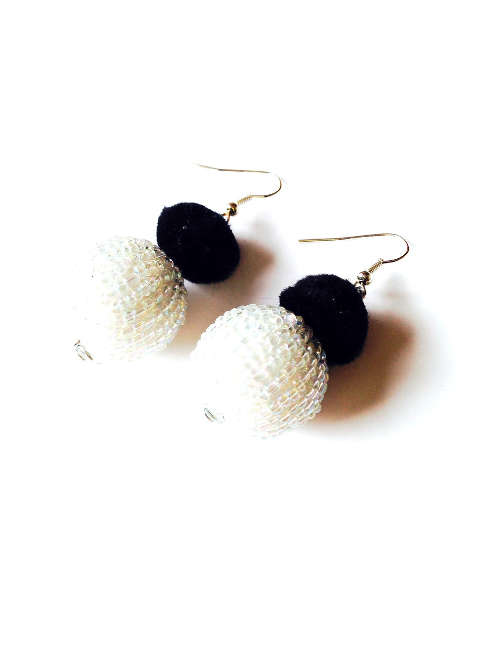 Thumbnail: boucles d'oreilles grosse perle avec perles blanches tissees