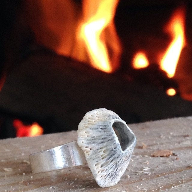 Bague VOLCAN coquillage gris percé en forme de volcan