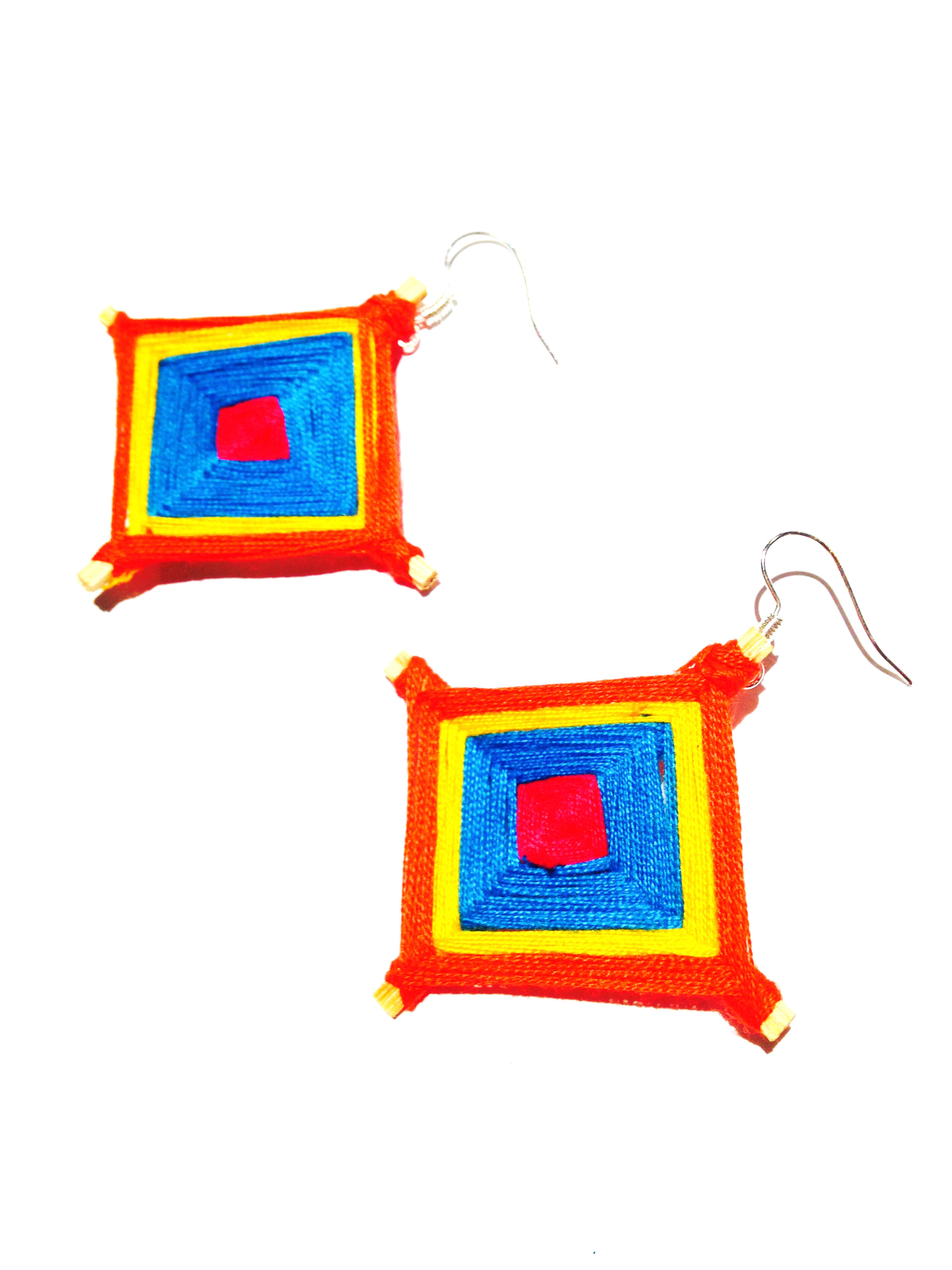 Boucles d'oreilles KITE orange jaune et bleu bois et fil de coton tissé