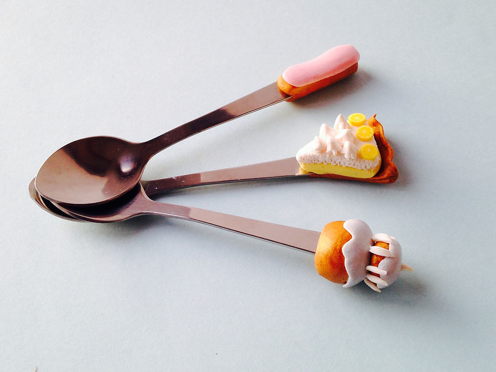Miniature : lot de cuillers avec decor de petits gateaux miniatures patissiers faits main en pate polymere sophieldesign
