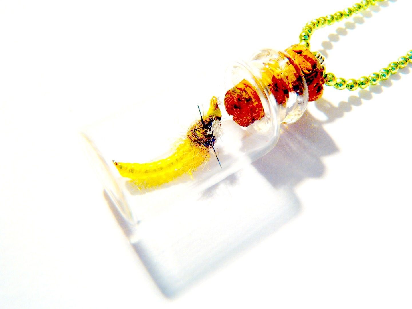 bouteille pendentif fiole avec ver miniature en fibres jaunes