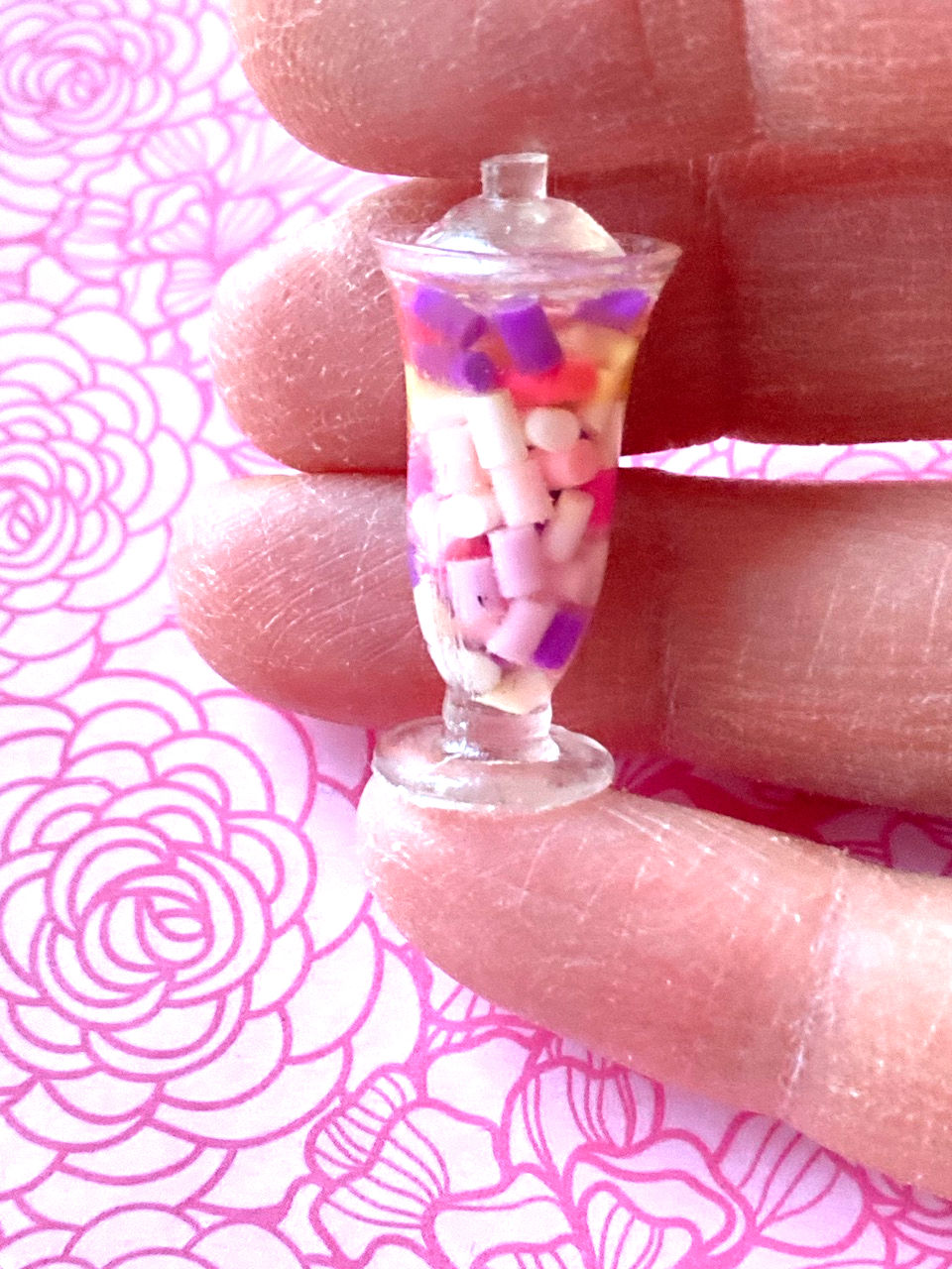 main avec bonbonniere miniature