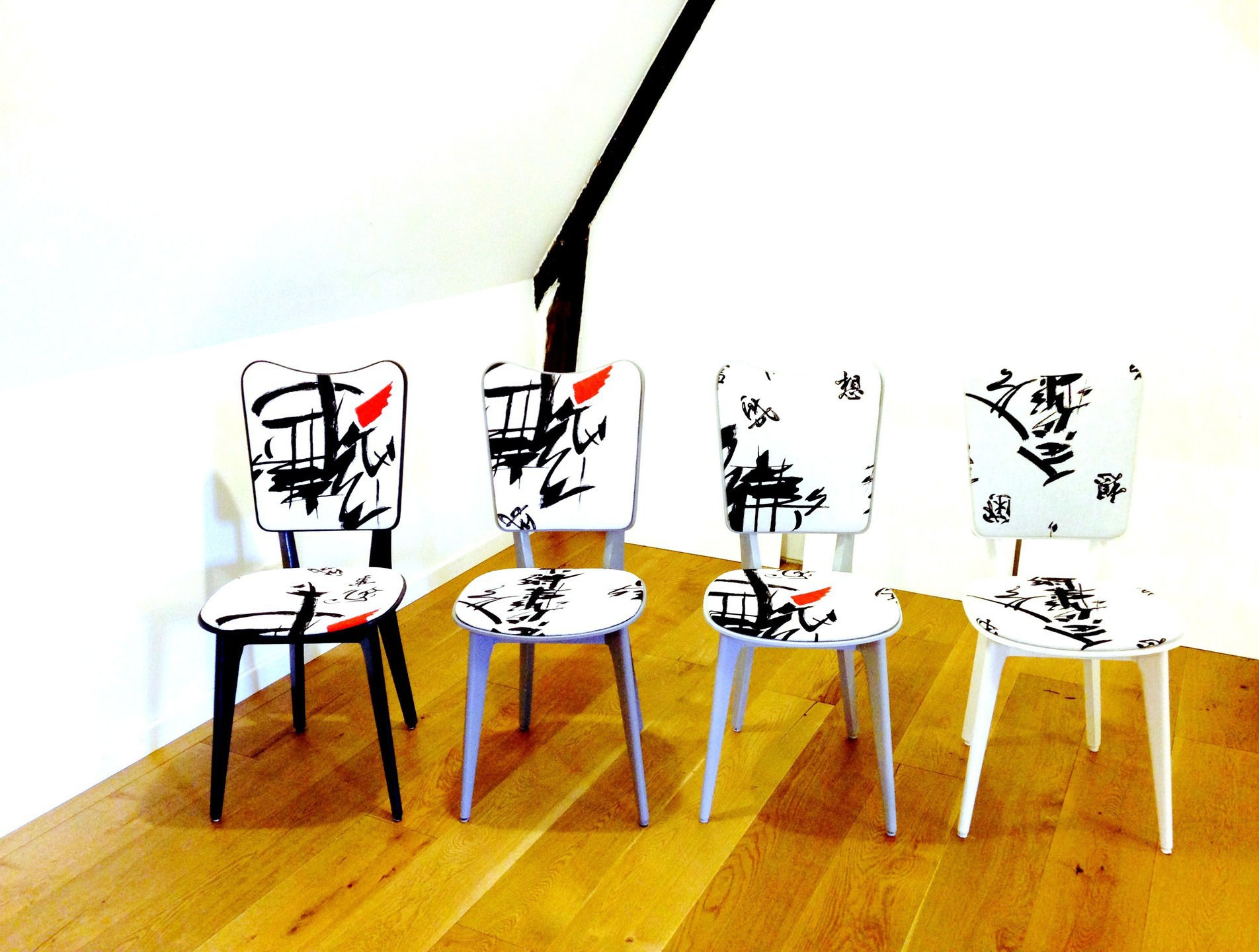 Chaises scandinaves GINZA relookées dégradé de gris tissu noir et blanc japonais