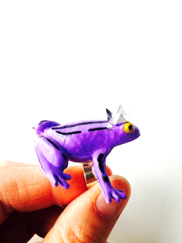 Thumbnail: Bague MON PRINCE grenouille violette miniature couronnée