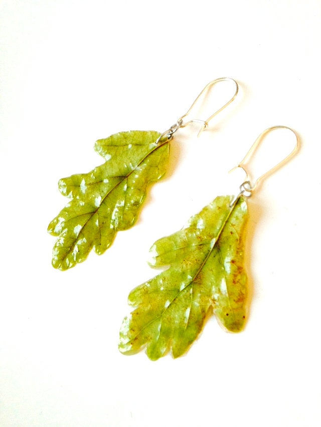 Thumbnail: Boucles d'oreilles FEUILLES DE CHÊNE naturelles et résine