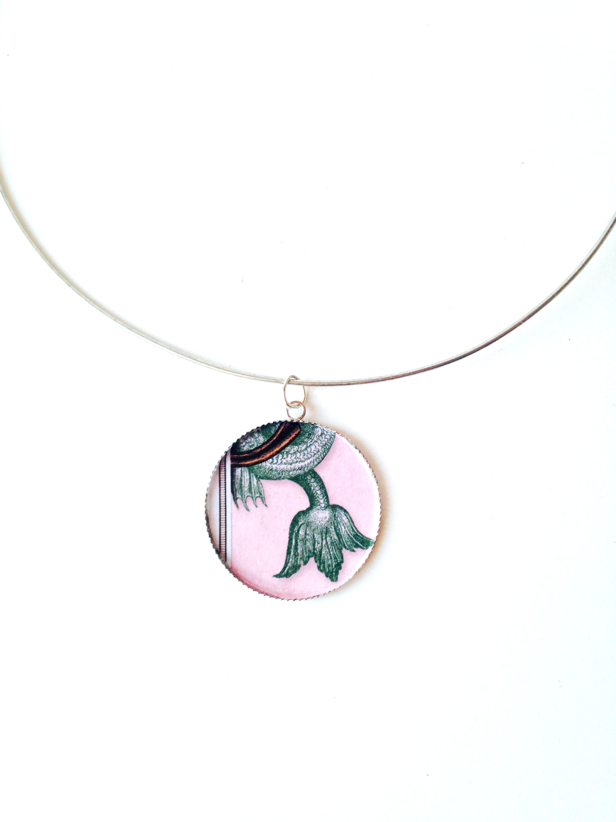 Collier ras du cou QUEUE DE LICORNE MARINE, médaillon simple argenté rose