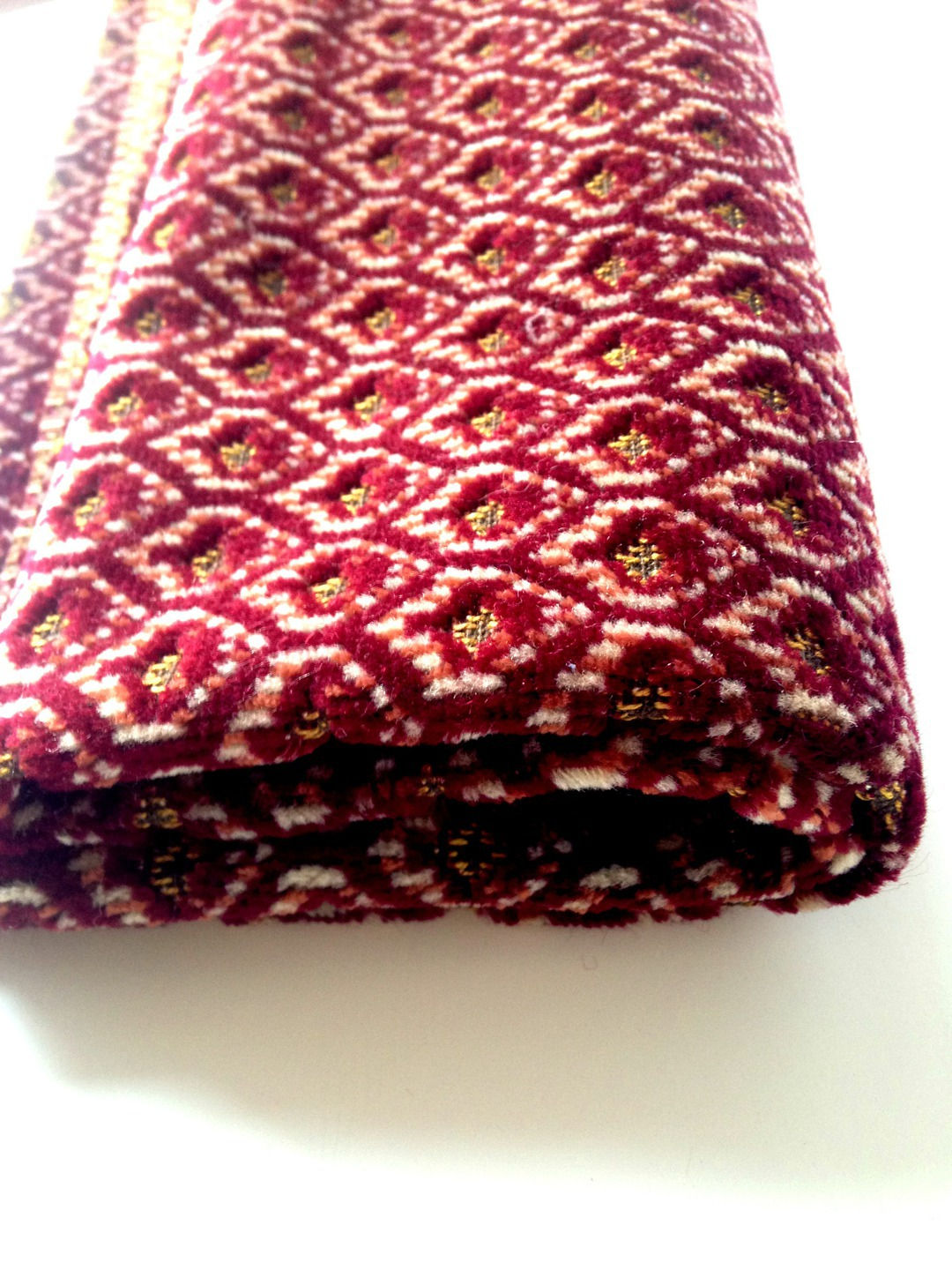 Carré de tissu velours ROUGE GRENAT, à motifs, type moquette 55 x 69 cm