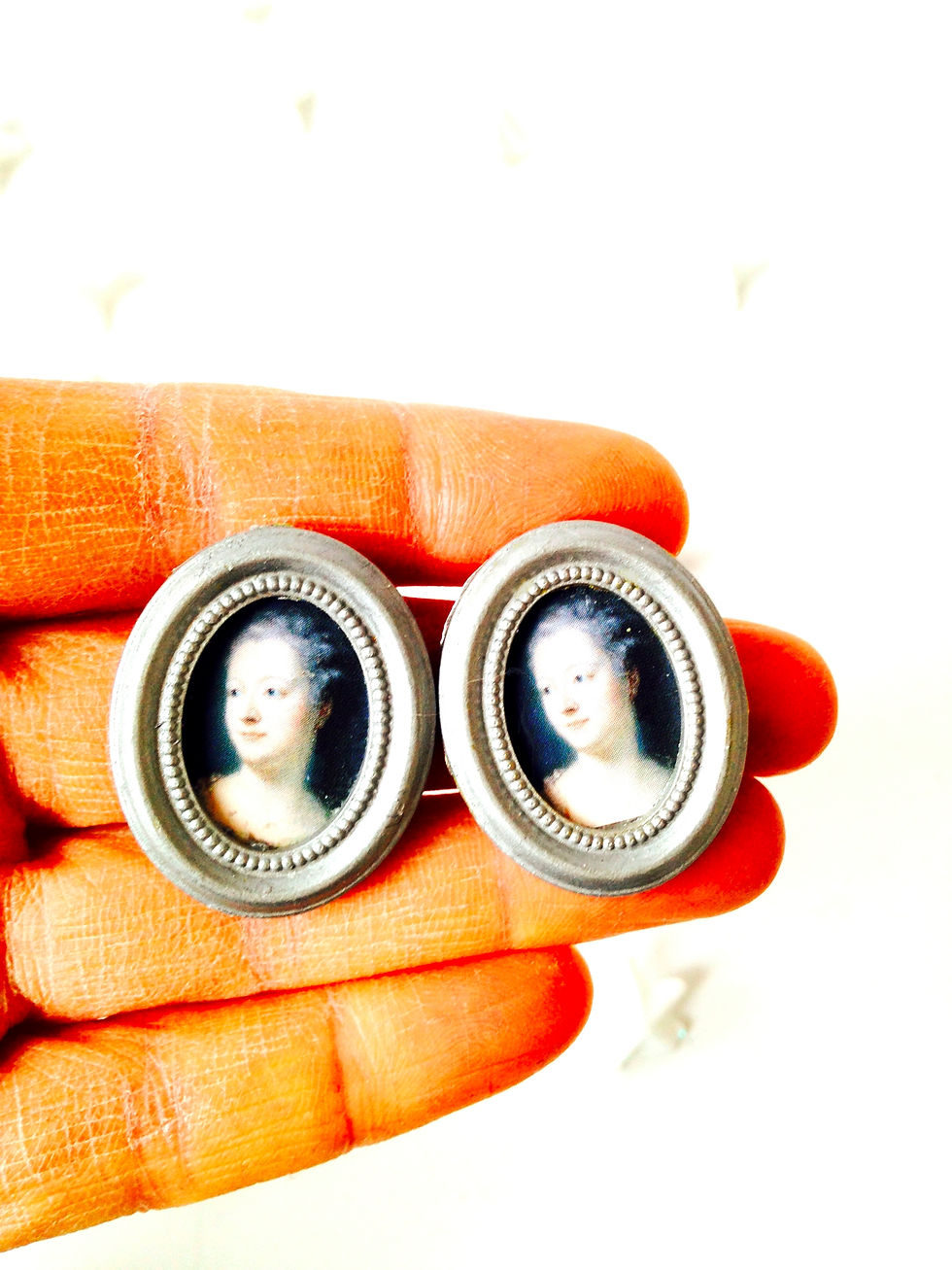 Thumbnail: Puces d'oreilles MARIE ANTOINETTE cadre argenté ovales